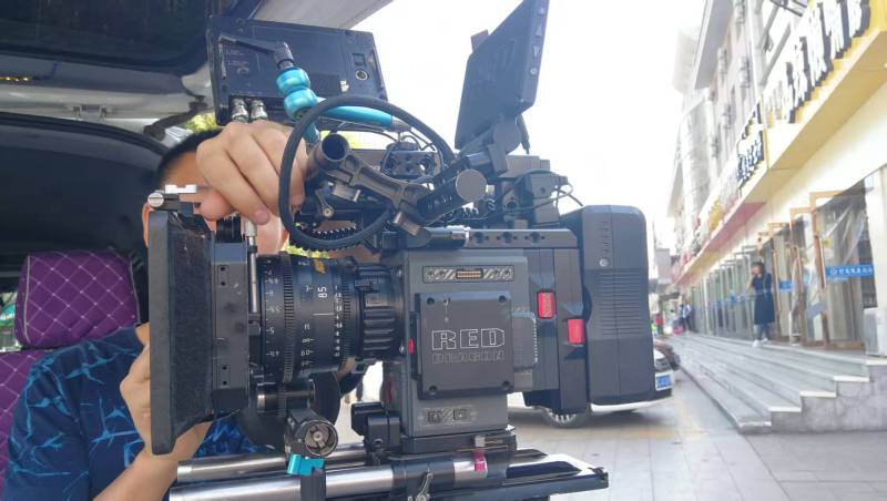 龙港区TVC拍摄公司：汽车广告领航员，驾驭速度与激情的镜头语言
